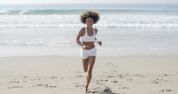 Mujer corriendo en la playa — Vídeo de stock