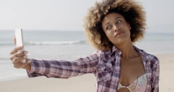 女人做海滩上拍照 — 图库视频影像