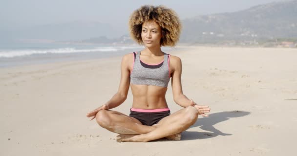 Mulher em ioga posar na praia — Vídeo de Stock