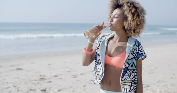 Kvinna som njuter av sommaren med drink i flaska — Stockvideo