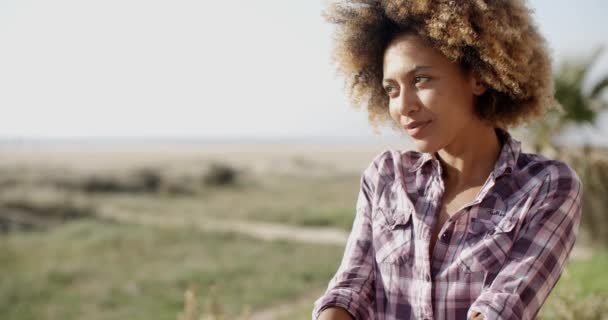 Menina com sorriso deslumbrante ao ar livre — Vídeo de Stock