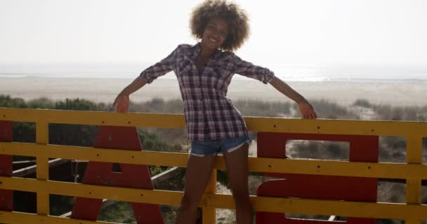 Mujer sonriendo al aire libre con las manos arriba — Vídeo de stock