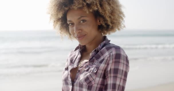 Mujer dando la mano en la playa — Vídeos de Stock