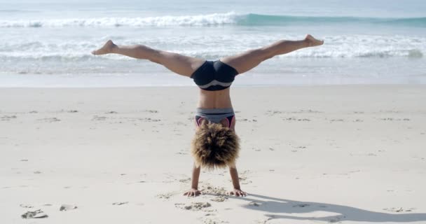 Mujer en pose de yoga en la playa — Vídeos de Stock