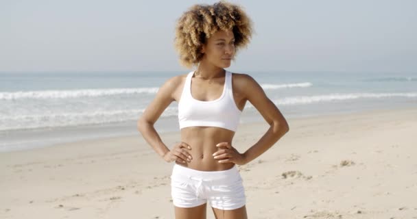 Lány élvezi a strand életmód — Stock videók