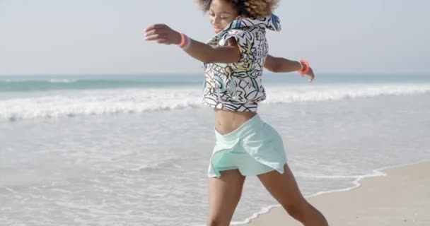 Mujer bailando diversión en la playa — Vídeos de Stock