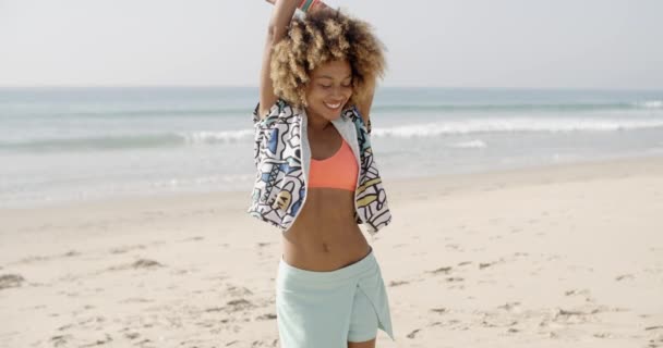 Mujer bailando diversión en la playa — Vídeo de stock