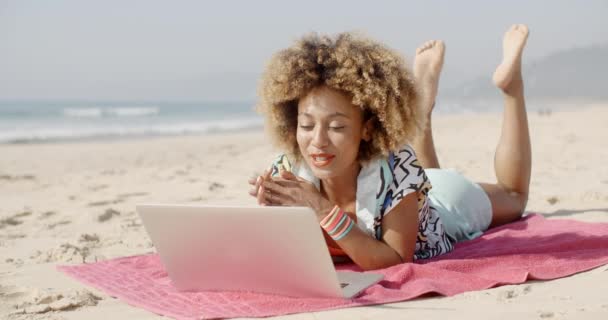 Mujer hablando con su amigo en línea en la playa — Vídeos de Stock