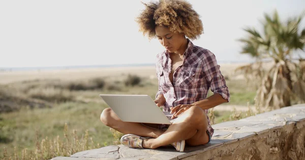 Frau arbeitet mit Laptop — Stockfoto