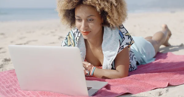 Mujer escribiendo en el ordenador portátil en la playa —  Fotos de Stock