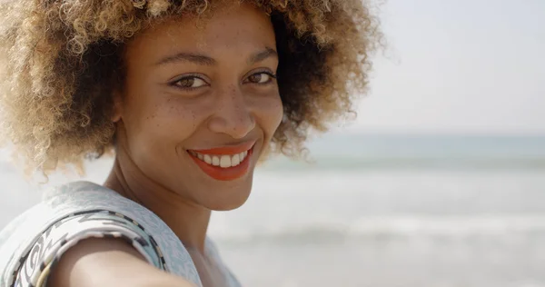 Fille appel à venir sur la plage tropicale — Photo