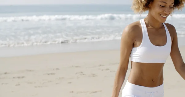 Mulher de biquíni branco bronzeamento na praia — Fotografia de Stock