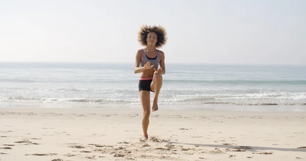 Mujer Saltando en la playa — Foto de Stock