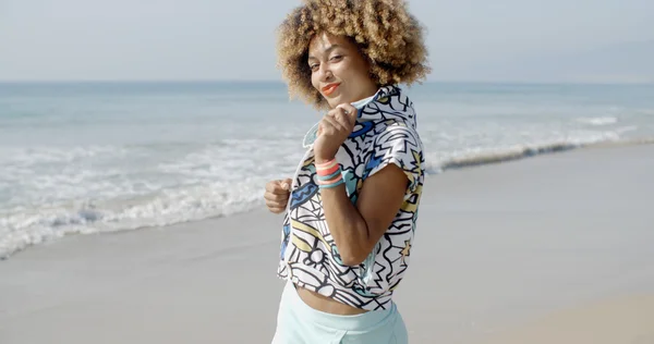 Mujer bailando en la playa tropical —  Fotos de Stock