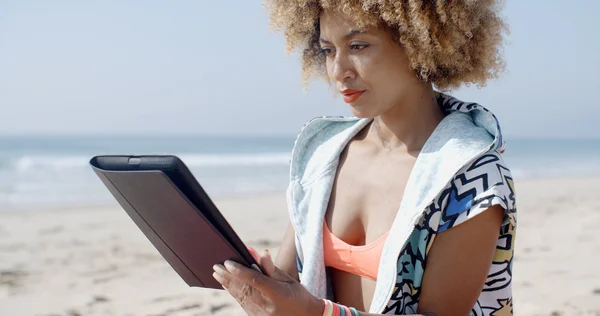 Chica usando tableta PC en la playa — Foto de Stock