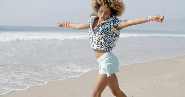 Mujer bailando en la playa tropical —  Fotos de Stock