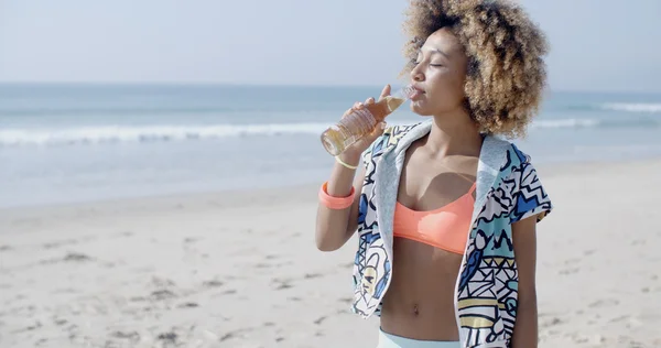 Mujer disfrutando del verano con bebida en botella — Foto de Stock