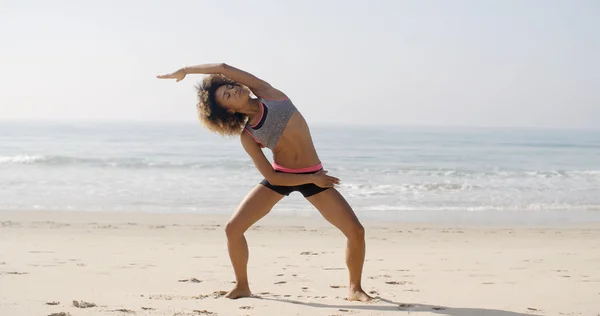 Mujer haciendo ejercicio de yoga — Foto de Stock