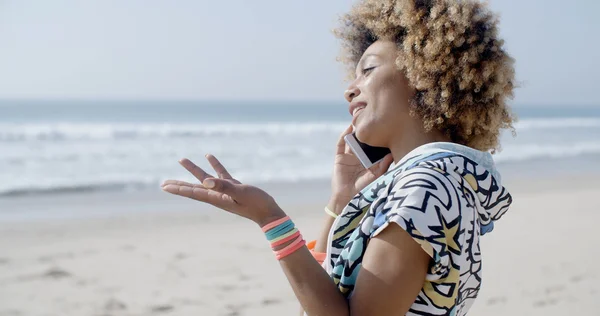 Mulher falando no celular na praia — Fotografia de Stock