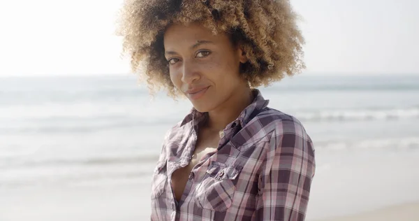 Femme debout à la plage — Photo