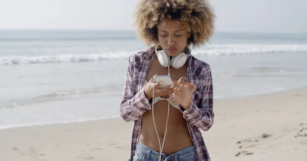 Chica escuchando música con auriculares — Foto de Stock