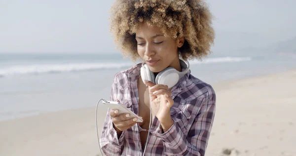 Chica escuchando música con auriculares —  Fotos de Stock