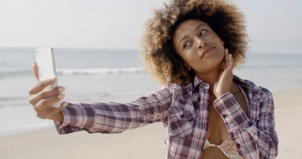 Femme faisant selfie sur la plage — Photo