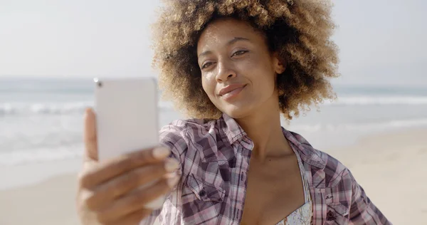 Kobieta robi selfie na plaży — Zdjęcie stockowe