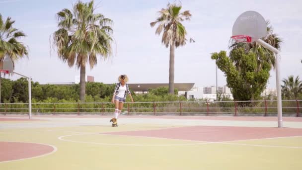 Девушка на роликовых коньках — стоковое видео