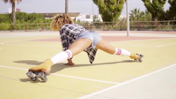 Girl riding on roller skates — Stock Video