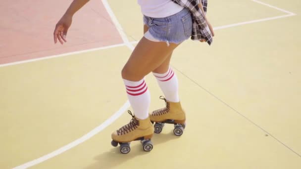 Meisje paardrijden op rolschaatsen — Stockvideo