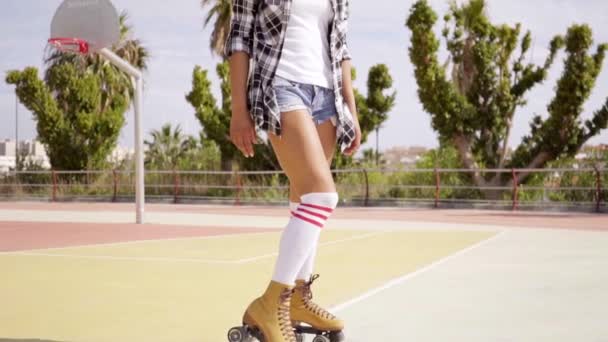 Chica montando en patines — Vídeos de Stock
