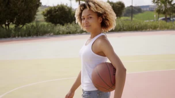 Mujer caminando con pelota de baloncesto — Vídeos de Stock