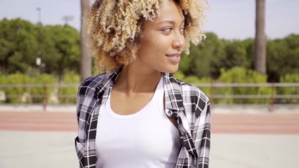 Femme marchant avec skateboard dans les mains — Video