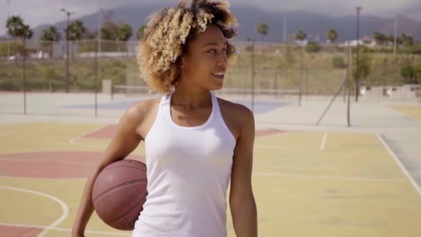 Mujer caminando con pelota de baloncesto — Vídeos de Stock