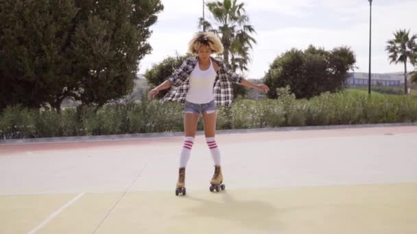 Chica montando en patines — Vídeo de stock