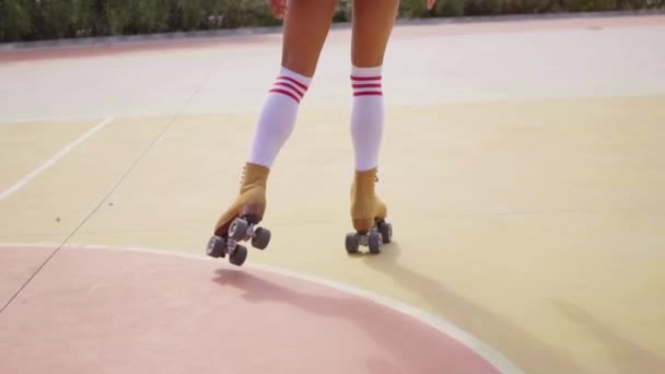 Fille chevauchant sur patins à roulettes — Video