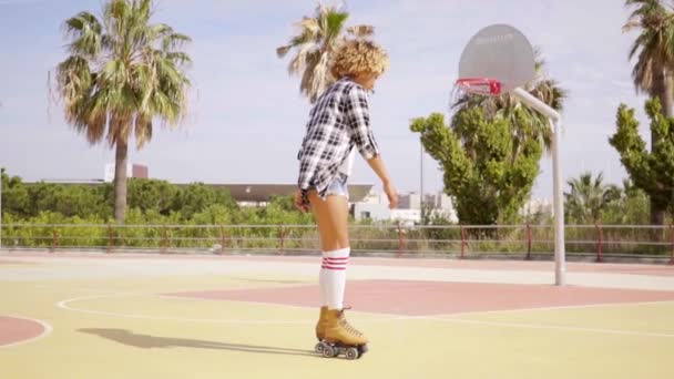 Fille chevauchant sur patins à roulettes — Video