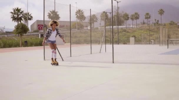 Menina montando em patins — Vídeo de Stock