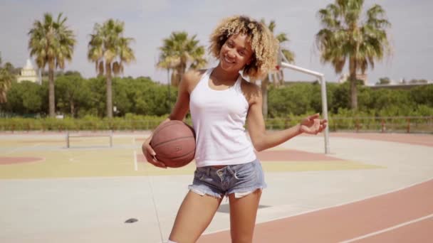 Mujer de pie con pelota de baloncesto — Vídeo de stock