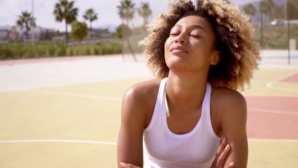 Mujer de pie en la cancha de baloncesto — Vídeo de stock