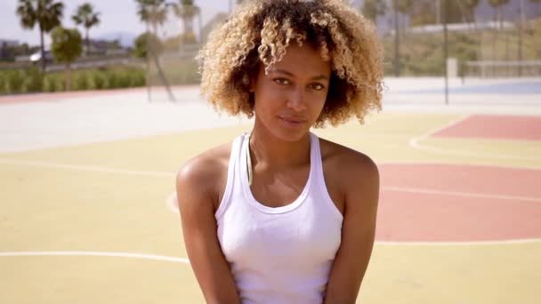 Femme debout au terrain de basket — Video