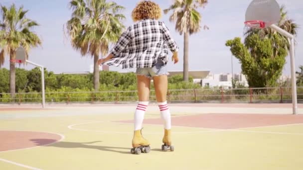 Fille chevauchant sur patins à roulettes — Video