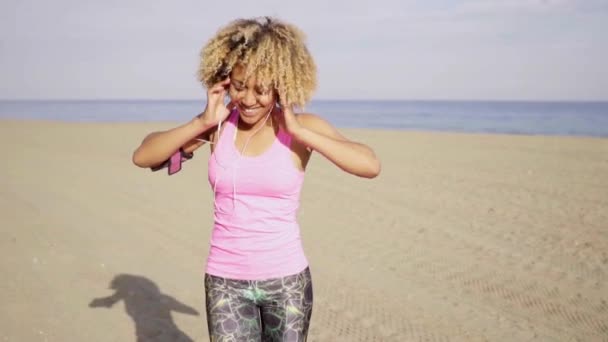 Mujer caminando en la playa — Vídeos de Stock