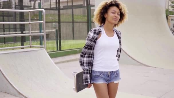 Femme marchant avec skateboard dans les mains — Video