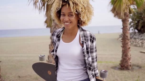 Séta a kezében longboard nő — Stock videók