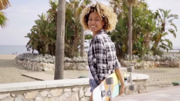 Mulher andando com longboard nas mãos — Vídeo de Stock