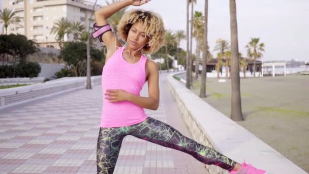 Mujer haciendo estiramiento antes de trotar — Vídeos de Stock