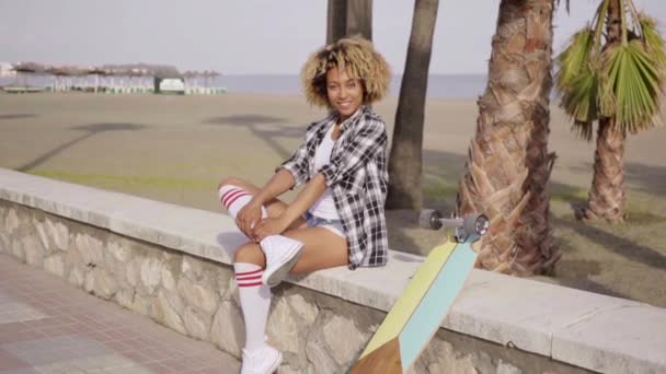 Donna seduta su parapetto urbano con longboard — Video Stock