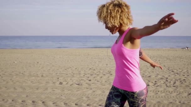 Kvinna promenader på stranden — Stockvideo